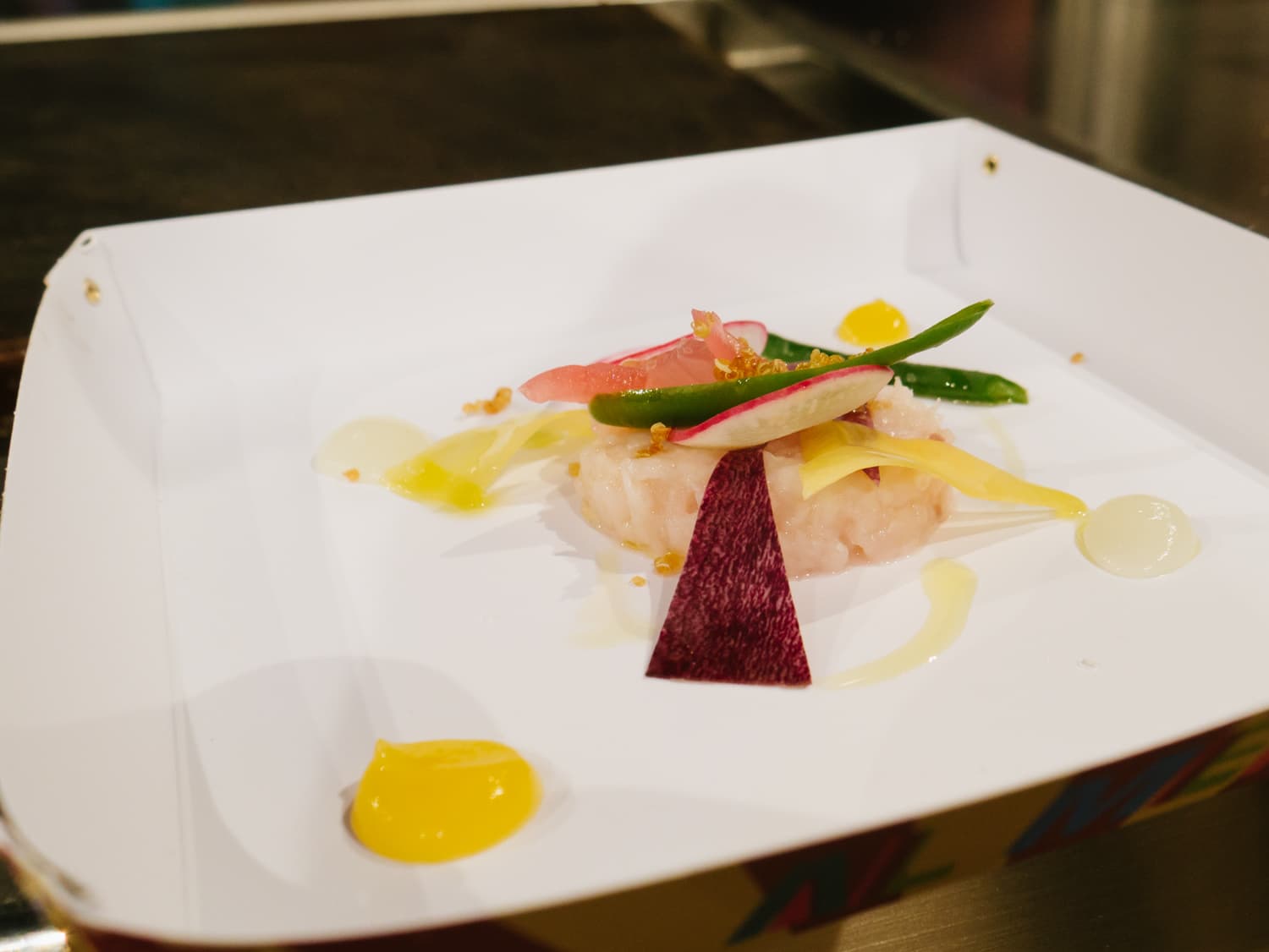 Ricciola marinata al sale di Cervia, gel di Yuzu e gin tonic spray