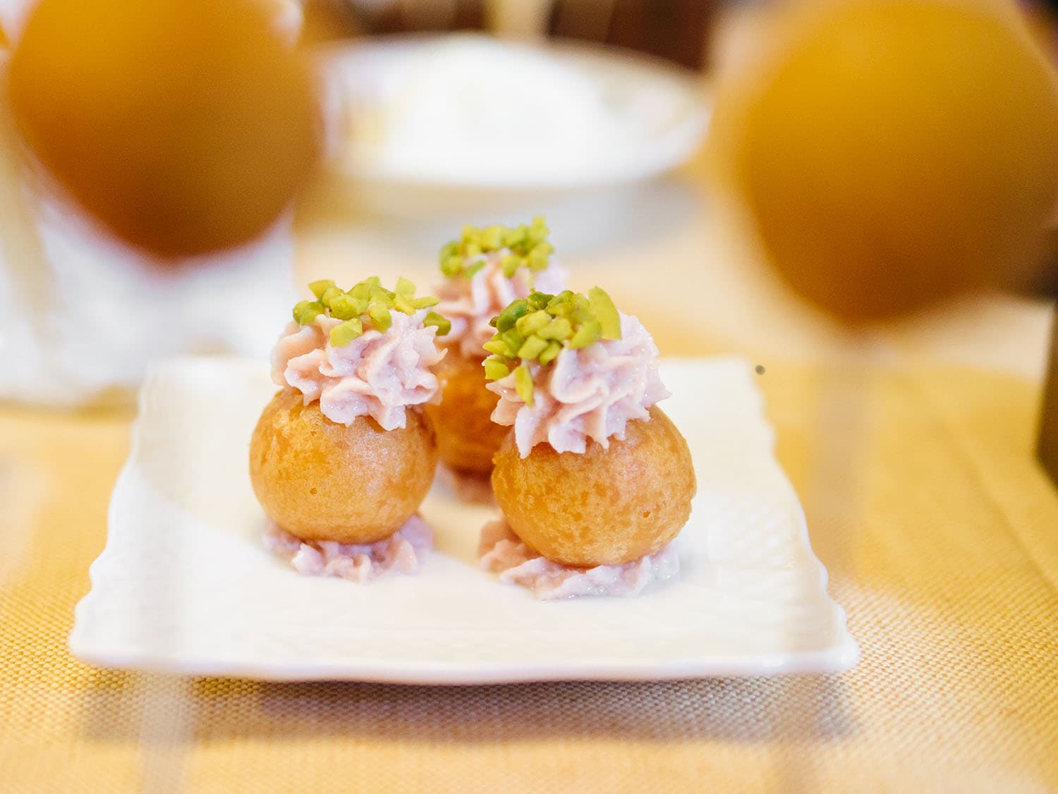 Bonbon di parmigiano con mortadella e pistacchio
