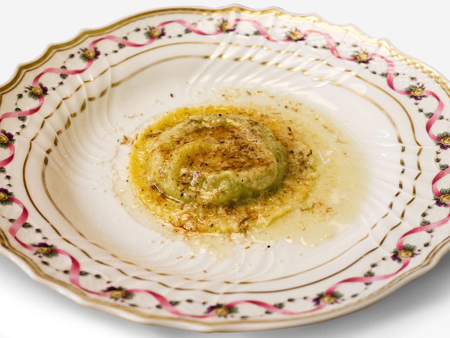 Uovo in raviolo con burro di malga, parmigiano dolce e tartufi