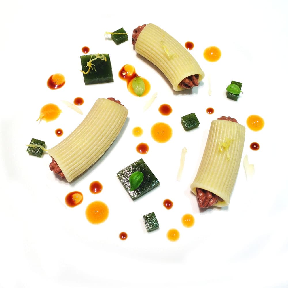 Rigatoni con chantilly al cioccolato, albicocca, basilico