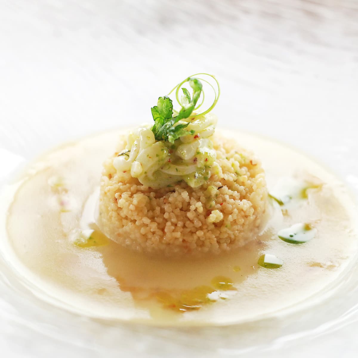 Giorgio Trovato – Crema di patate De.Co di Sant’Eufemia al sentore di sigaro toscano, cous cous e tagliatelline di calamaro marinate al lime e pepe rosa